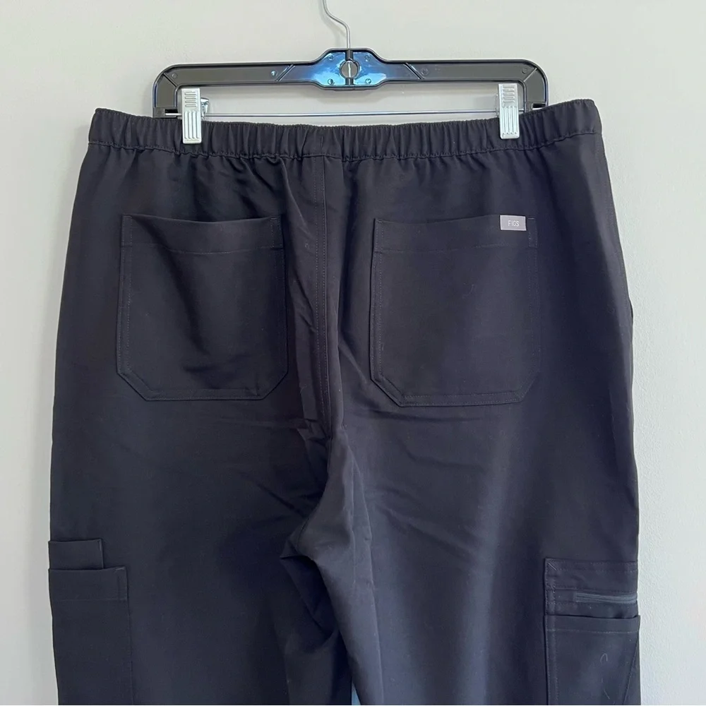 FIGS NWT Cairo Men's Zip Fly Cargo Scrub Pants in Black, size XL/T